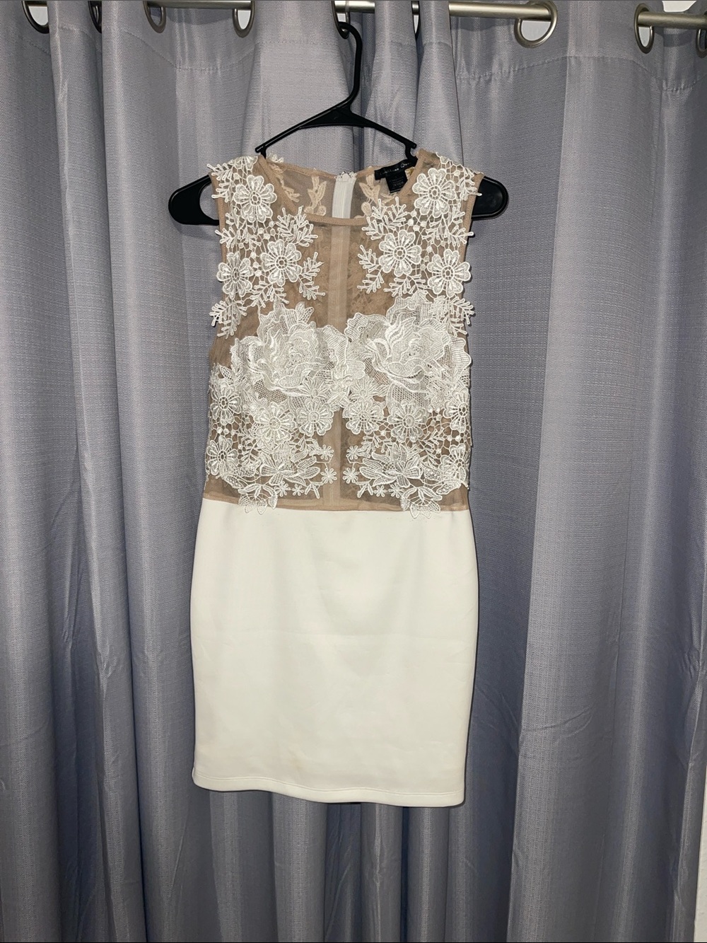 Sleeveless White Lace Appliqué Sheath Dress